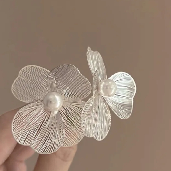 Earring - Picture 4 of 5